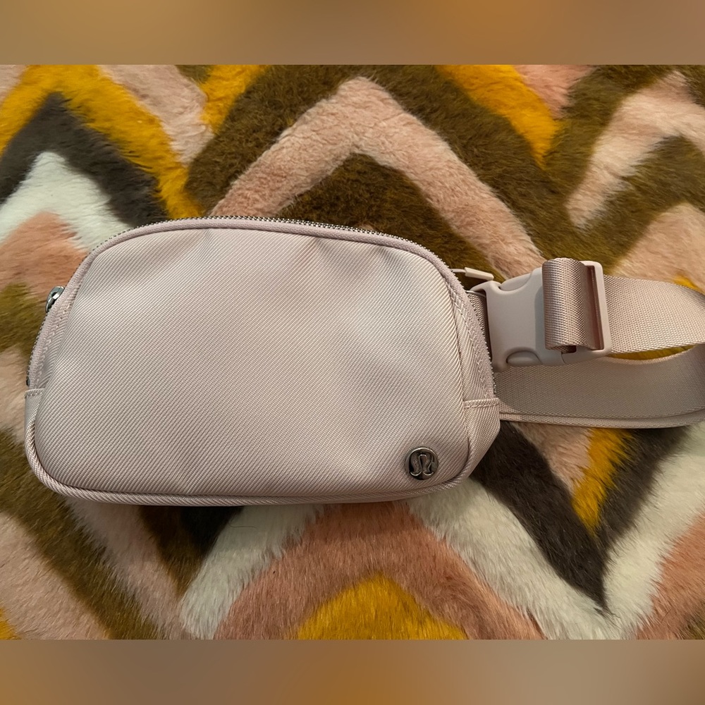 Lululemon Everywhere Belt Bag 1L Pink RARE